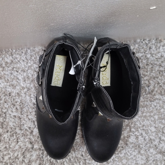 Boots - Picture 4 of 5